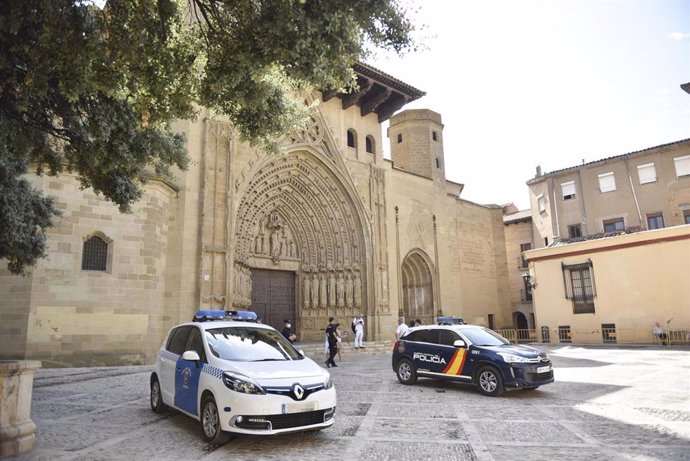 Agentes de la Policía Local y Policía Nacional controlan las calles de Huesca