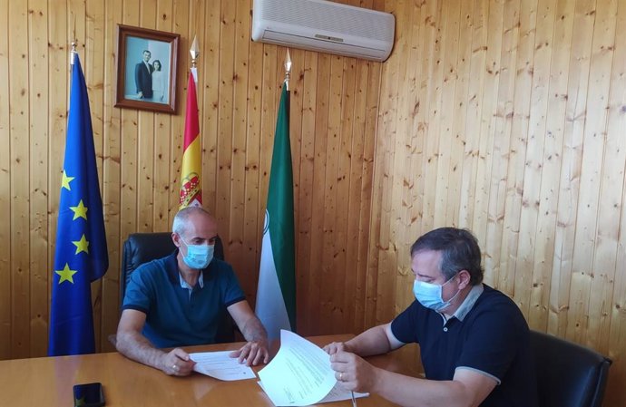 El delegado firma las ayudas a Albanchez y Lúcar