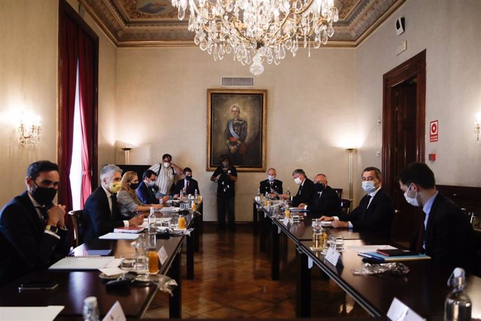 El ministro del Interior, Fernando Grande-Marlaska (2i), durante un encuentro con su homólogo de Francia, Gérald Darmanin (2d), en el Ministerio del Interior, en Madrid (España) a 26 de agosto de 2020.