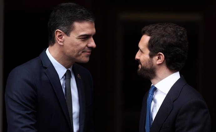 El presidente del Gobierno, Pedro Sánchez (izq) y el presidente del PP, Pablo Casado (dech), se saludan en su última reunión en La Moncloa,