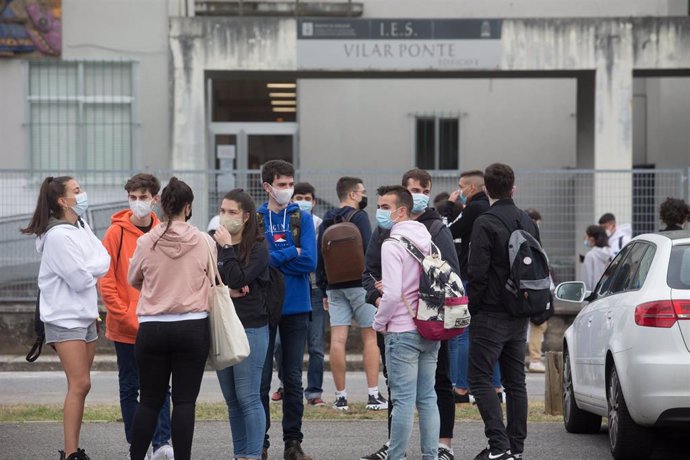 Estudiantes de bachillerato minutos antes de entrar a las instalaciones del IES Vilar Ponte para realizar los exámenes de Selectividad en Viveiro (Lugo)