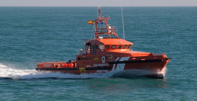La embarcación Concepción Arenal que ha rescatado a las tres personas 