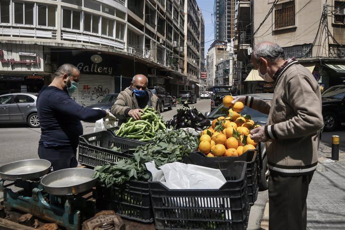 Personas comprando frutas y verduras en la capital de Líbano, Beirut, durante la pandemia de coronavirus