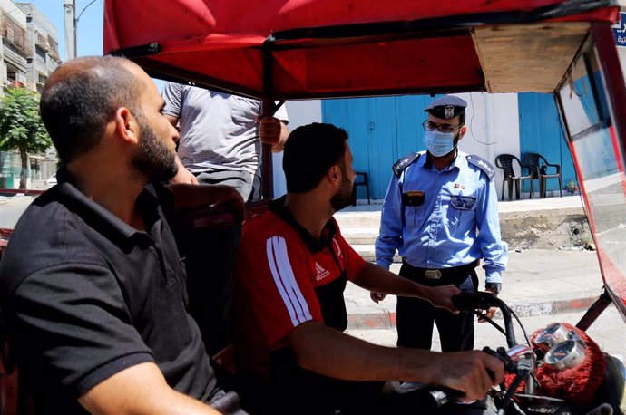 Un policía palestino durante un control rutinario después de que las autoridades de Hamás hayan decretado 72 horas más de confinamiento obligatorio tras la aparición de cuatro nuevos casos de coronavirus.