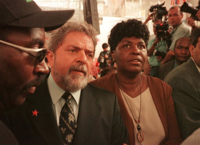 El expresidente de Brasil Lula da Silva junto a la diputada federal del Partido de los Trabajadores Benedita da Silva durante una campaña de 2002.