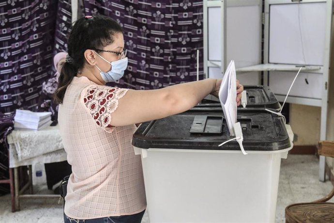 Una mujer ejerciendo su derecho al voto en las pasadas elecciones del 11 de agosto al Senado egipcio.