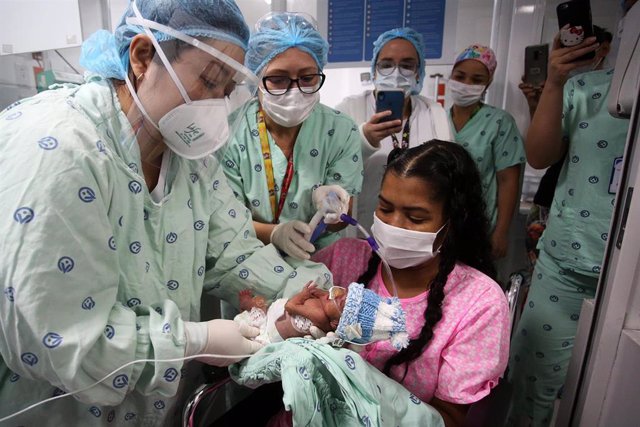 Una mujer da a luz en un hospital de Cali, en el oeste de Colombia, en medio de la crisis sanitaria por el coronavirus.