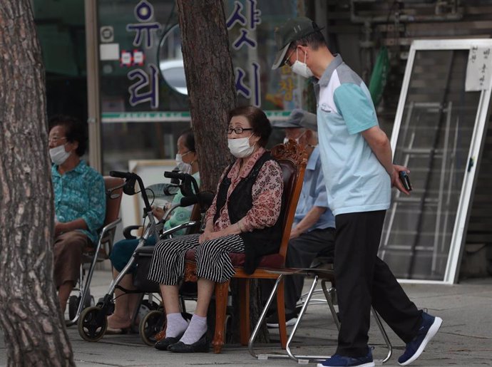 Instantánea de un momento de la vida cotidiana de Seúl, Corea del Sur, en medio de la crisis del coronavirus.