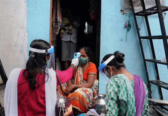 Trabajadoras sanitarias durante una campaña de test de COVID-19 puerta a puerta en Bombay