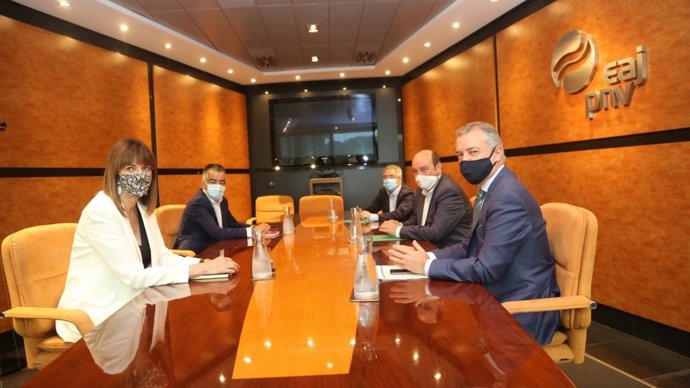 Reunión de PNv y PSE en la sede de Sabin Etxea