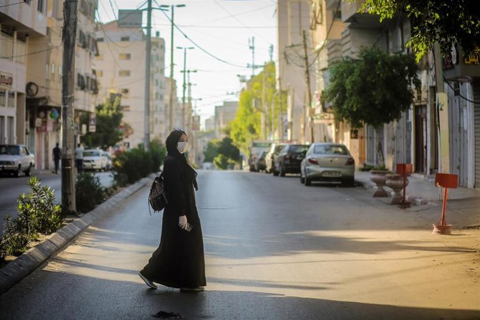 Una mujer con mascarilla en Gaza