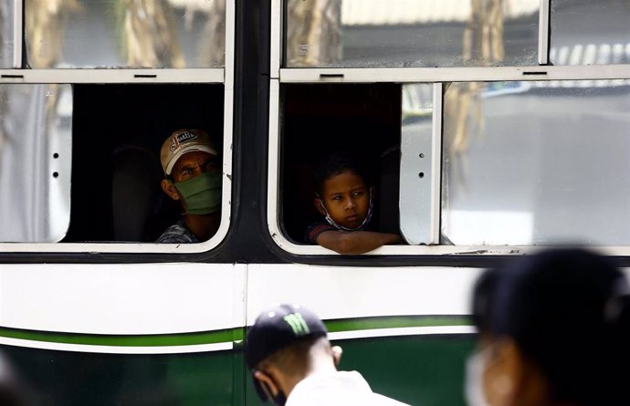 Personas con mascarilla en un autobús en Carabobo, Venezuela