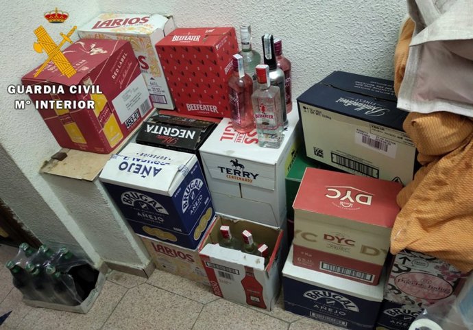 Efectos intervenidos por la Guardia Civil a tres hombres acusados de robar dos veces en un mismo establecimiento en La Puebla de Almoradiel