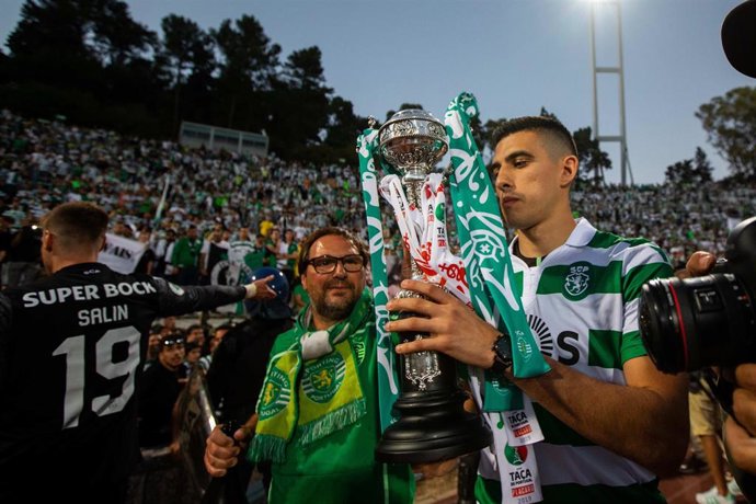 Rodrigo Battaglia celebra un título con el Sporting