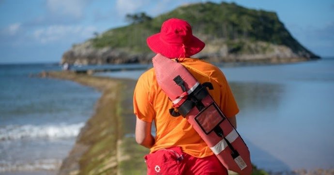 Socorrista en una playa de Bizkaia