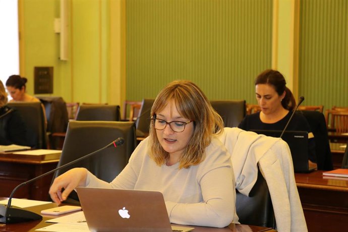 La diputada del PP Tania Marí defiende la propuesta del PP en la Comisión de Salud.