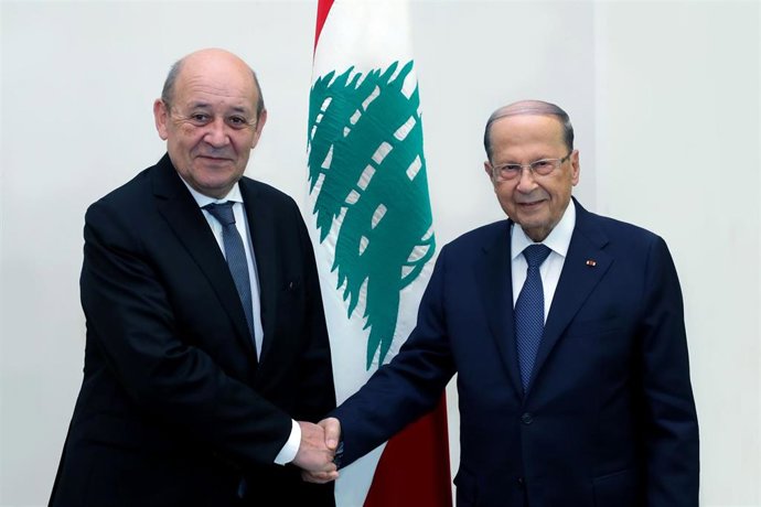 El ministro de Exteriores francés, Jean-Yves Le Drian, y el presidente de Libano, Michel Aoun