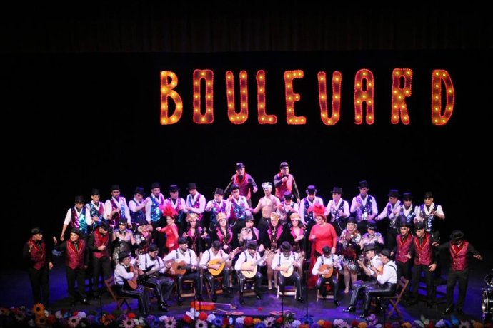 Uno de los coros del Carnaval de Isla Cristina (Huelva) durante el concurso de este año.