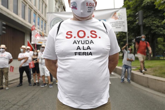 Manifestación de los feriantes de Madrid por la cancelación de las verbenas