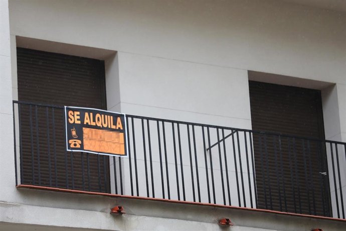 Cartel en una terraza que anuncia el alquiler de una casa, en Madrid (España), a 31 de marzo de 2020.