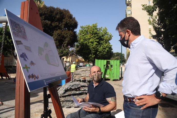 Los concejales de Urbanismo del Ayuntamiento de Málaga, Raúl Lopez, y del Distrito Málaga-Este, Carlos Conde, durante la visita a obras del nuevo parque infantil de la plaza Carrascón