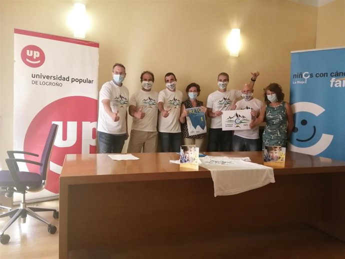 El 'Corredor Solidario' , Rubén Zabala,  junto con el concejal de Deportes, Rubén Antoñanzas, y la asociación FARO.