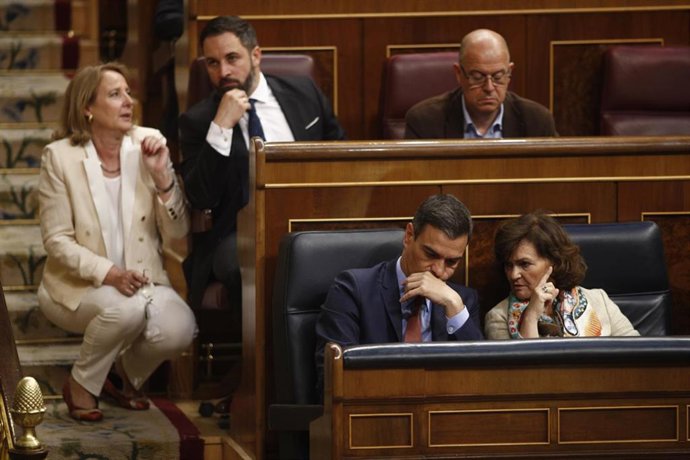La diputada de VOX Lourdes Méndez Monasterio y el presidente de VOX, Santiago Abascal, hablan en el Congreso