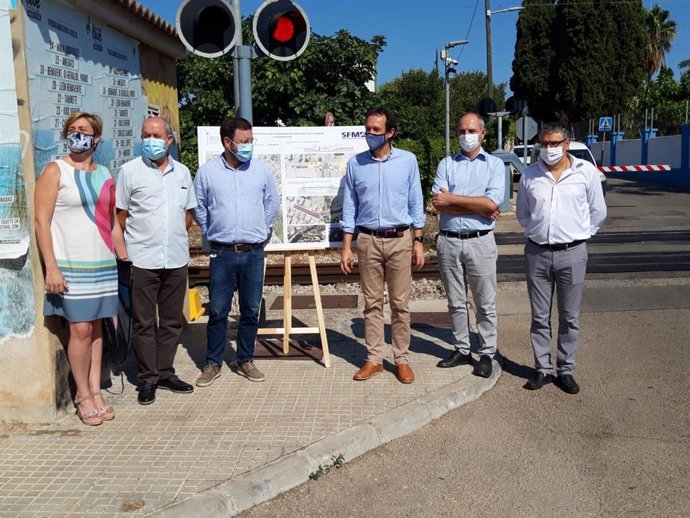 El conseller de Movilidad, Marc Pons, y el alcalde de Marratxí, Miquel Cabot, firman un convenio para eliminar el paso a nivel de la calle de Sa Farinera.