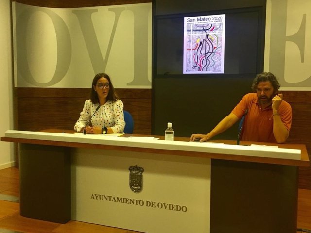 La concajala de Festejos del Ayuntamiento de Oviedo, Covadonga Díaz, y el diseñador del cartel de San Mateo 2020, el artista Pablo de Lillo