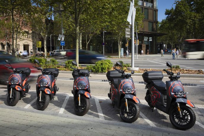 SEAT MO despliega sus motos de motosharing en Barcelona