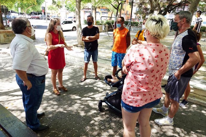 Alicia Murillo, concejala del Grupo Municipal Socialista, con los vecinos del distrito de Miraflores (Málaga) para criticar una plaga de pulgas en la zona