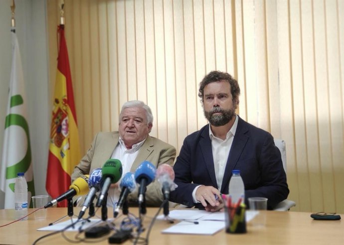 El portavoz de Vox en el Congreso de los Diputados, Iván Espinosa de los Monteros, en rueda de prensa en Oviedo junto al presidente de Vox en Asturias, Rodolfo Espina.