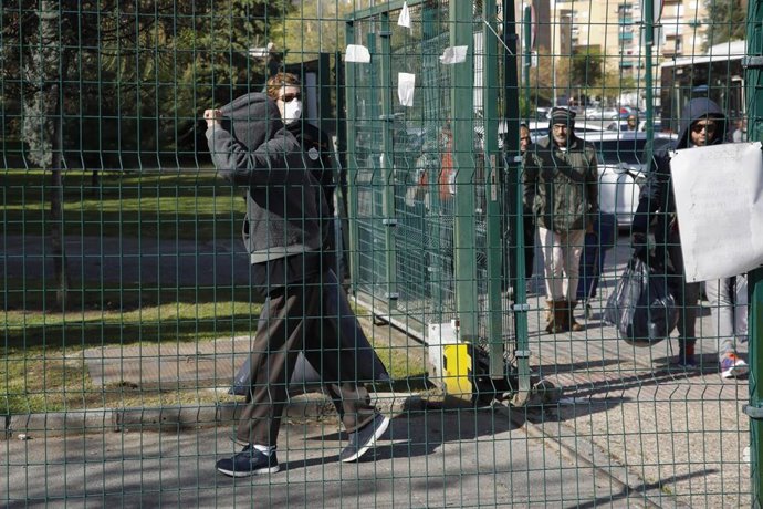 LLegada de  personas sin hogar al Palacio de deportes de Granada a 27 de marzo del 2020