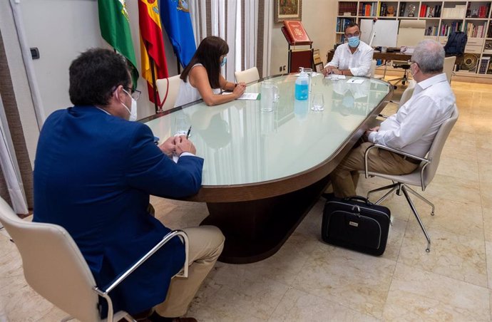 El presidente de la Diputación de Huelva, Ignacio Caraballo, durante la reunión mantenida con la la delegada de Educación de la Junta en Huelva, María Estela Villalba.