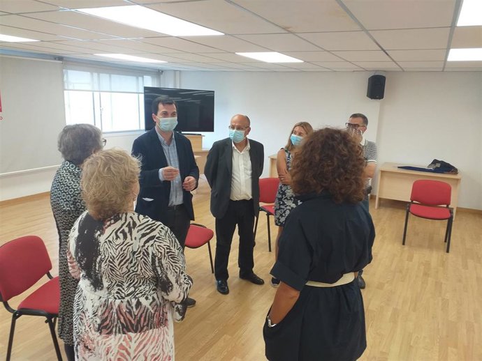 El secretario xeral del PSdeG, Gonzalo Caballero, mantiene un encuentro con representantes del FOANPAS en la sede viguesa del PSOE.