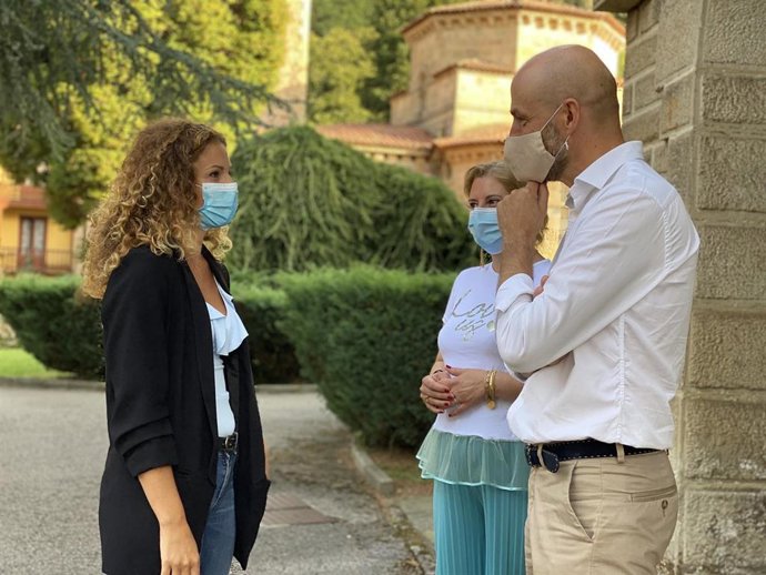 Delegada del Gobierno, Ainoa Quiñones, y alcalde de Puente Viesgo, Óscar Villegas