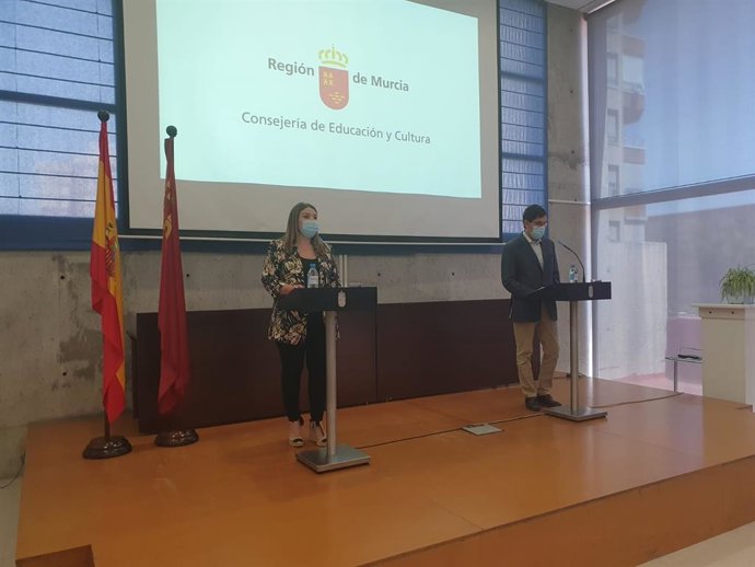 Los consejeros de Educación y Cultura, Esperanza Moreno, y de Salud, Manuel Villegas, en una rueda de prensa