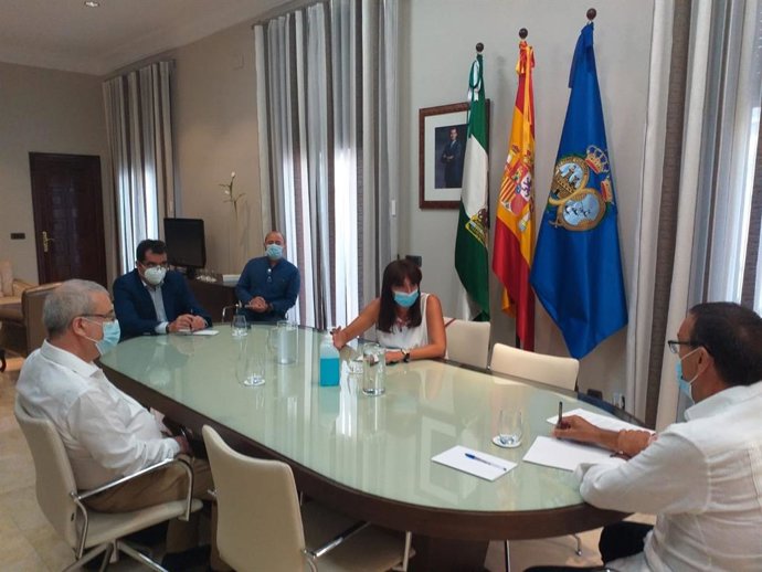 La delegada en Huelva de Educación, Deporte, Igualdad, Políticas Sociales y Conciliación, Estela Villalba, durante la reunión mantenida con el presidente de la Diputación, Ignacio Caraballo.