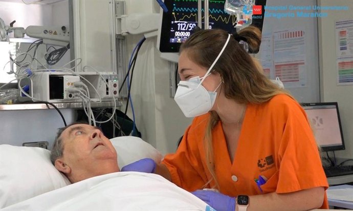 Una sanitaria del Hospital Gregorio Marañón  junto al paciente con Covid-19 que más tiempo ha estado ingresado en la UCI, con 158 días.