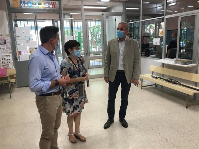 El alcalde de Zaragoza, Jorge Azcón, y el consejero municipal de Urbanismo, Víctor Serrano, visitan el colegio público María Moliner