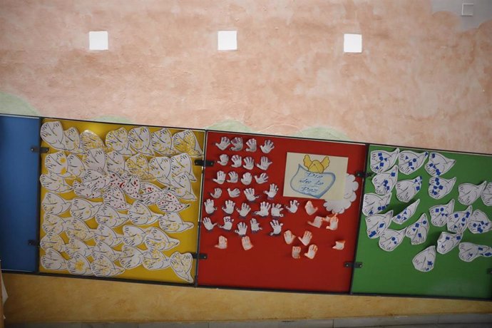 Carteles y dibujos colgados en las paredes de una escuela infantil.