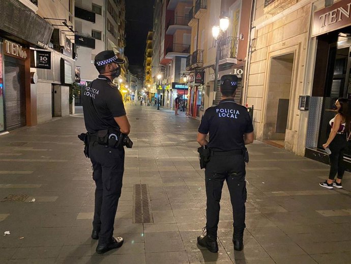 Agentes de la Policía Local de Alicante en una zona de ocio