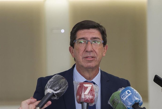 El vicepresidente de la Junta de Andalucía y consejero de Turismo, Regeneración, Justicia y Administración Local, Juan Marín, atiende a los medios 