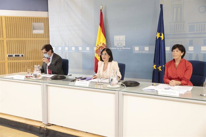 (D-I) La ministra de Educación y Formación Profesional, Isabel Celaá, la ministra de Política Territorial y Función Pública, Carolina Darias, y el ministro de Sanidad, Salvador Illa.