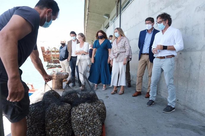 Visita de Juan Marín, Carmen Crespo y Marifrán Carazo al puerto de Bonanza
