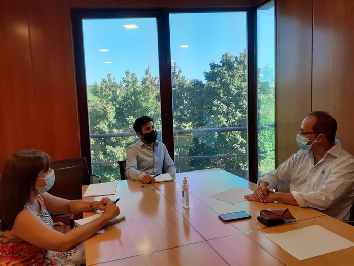 El consejero de Sostenibilidad y Transición Ecológica, Álex Dorado Nájera, se ha reunido este jueves con el eurodiputado, César Luena, para abordar el Plan de Recuperación de la UE