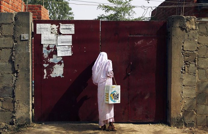 Una mujer participa en una campaña de vacunación contra la poliomielitis en Nigeria