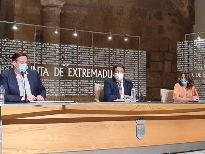 Vergeles, acompañado por los responsables de Educación, en la rueda de prensa