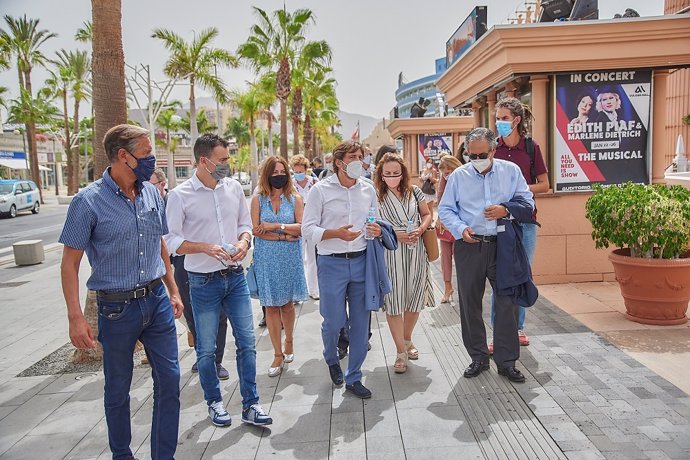 El presidente de Ashotel, Jorge Marichal, en una visita a la zona turística del sur de Tenerife junto a diputados y senadores