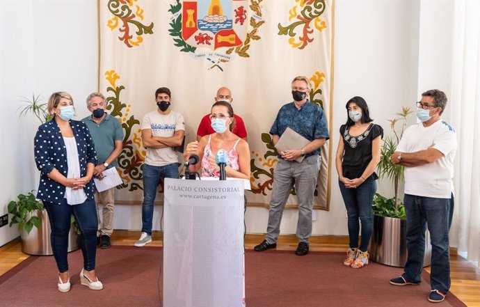 La alcaldesa de Cartagena, Ana Belén Castejón, informa en rueda de prensa del proyecto del Ayuntamiento para la recuperación para las playas del Mar Menor mediante extracción de lodos
